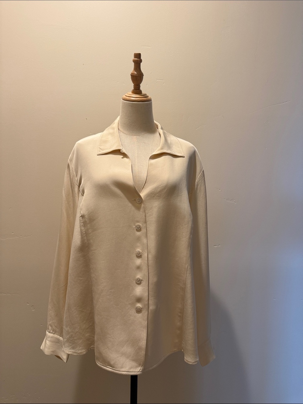 Elena by Tanner ivory 100% silk button down blouse